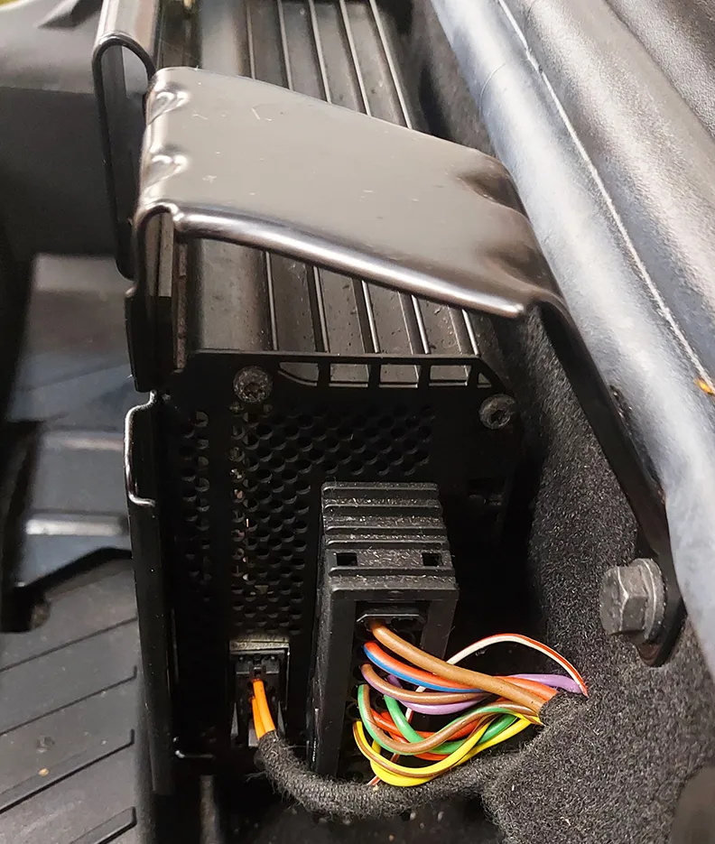Porsche IC-23-245 MOST fibre optic amplifier retention interface