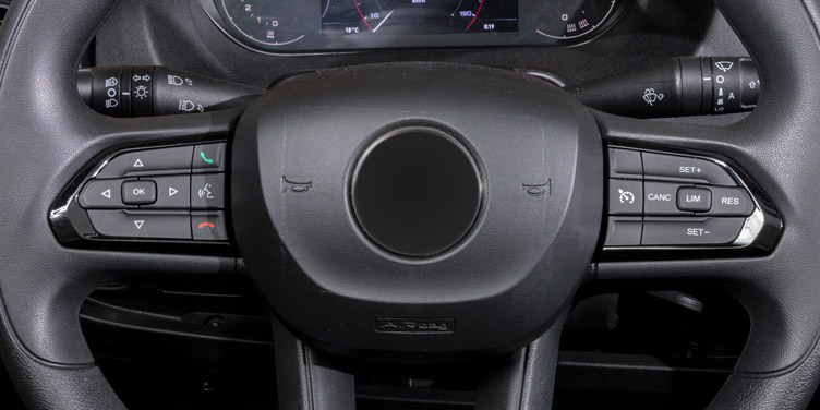 2_Easy-control-from-the-steering-wheel